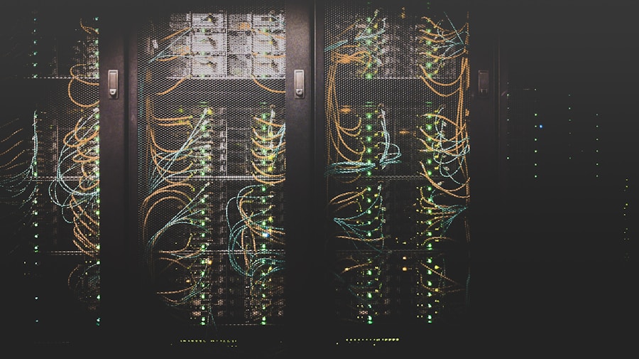 Specialist IT lucrând cu infrastructură server în data center modern